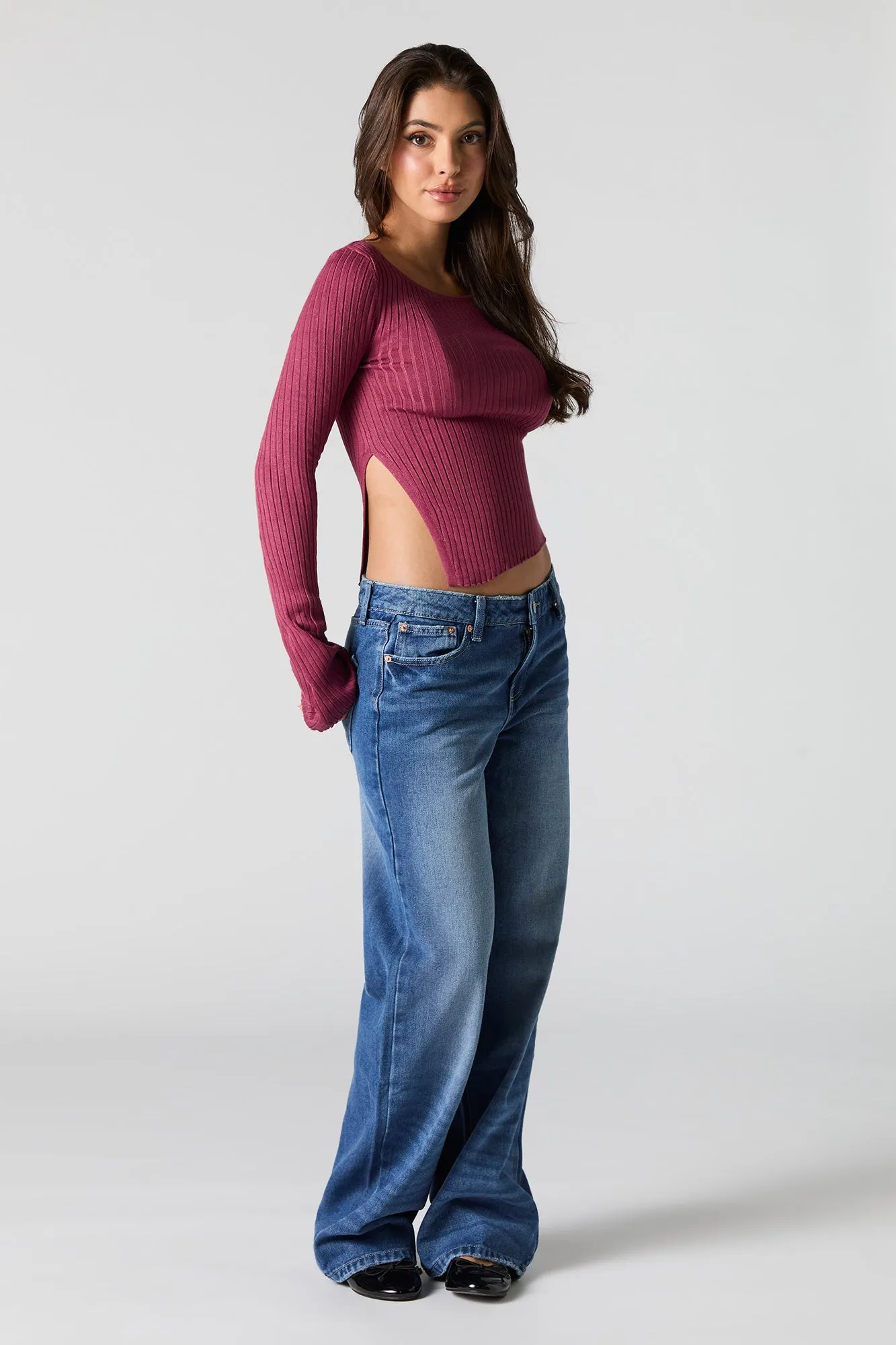 Chandail asymétrique en tricot côtelé avec ourlet fendu