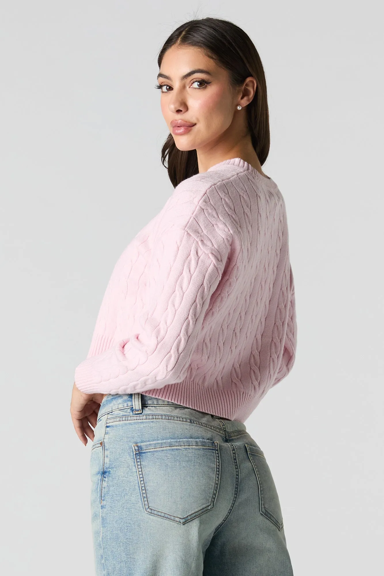 Chandail écourté en tricot à mailles torsadées à broderie