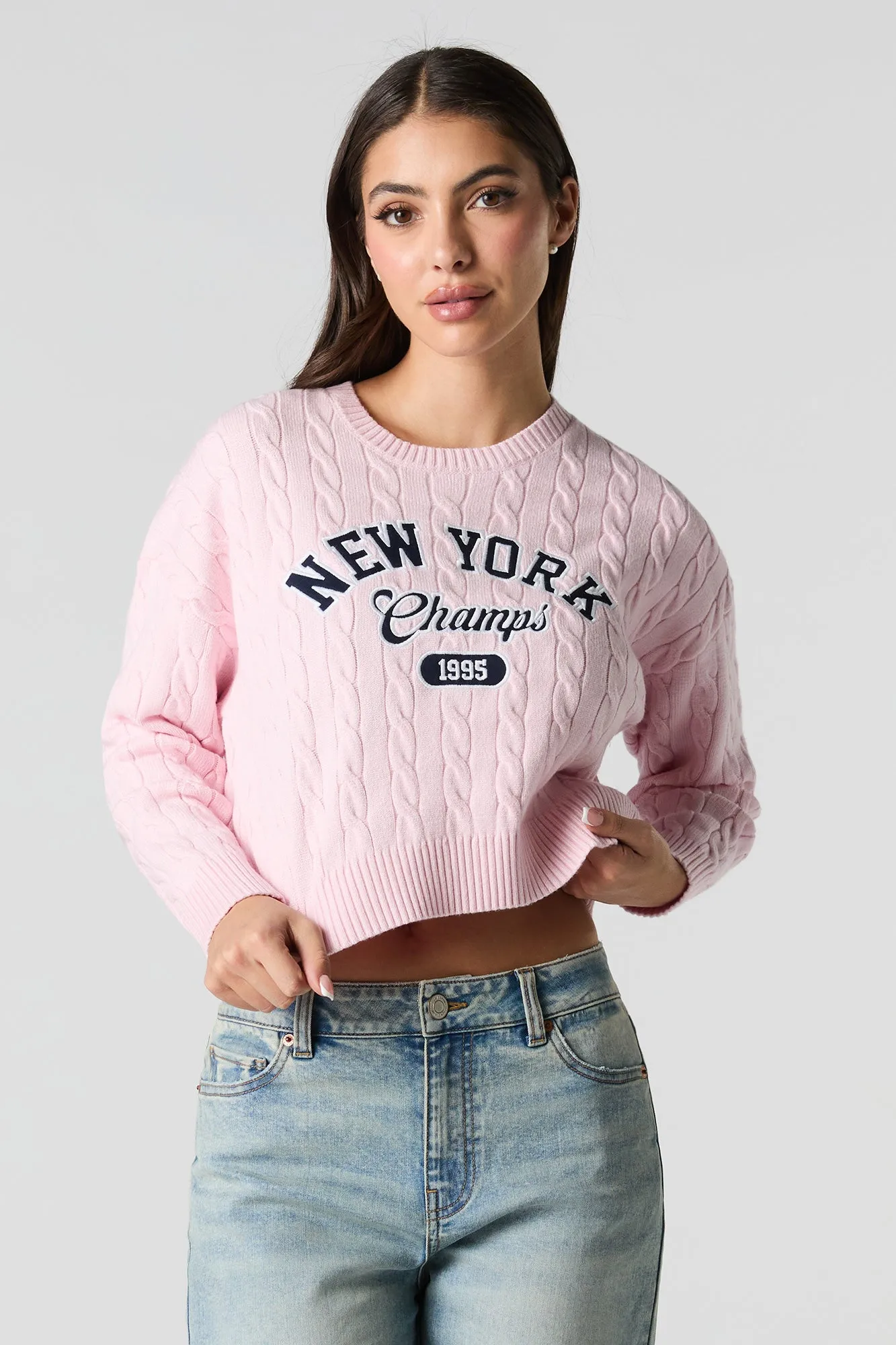 Chandail écourté en tricot à mailles torsadées à broderie