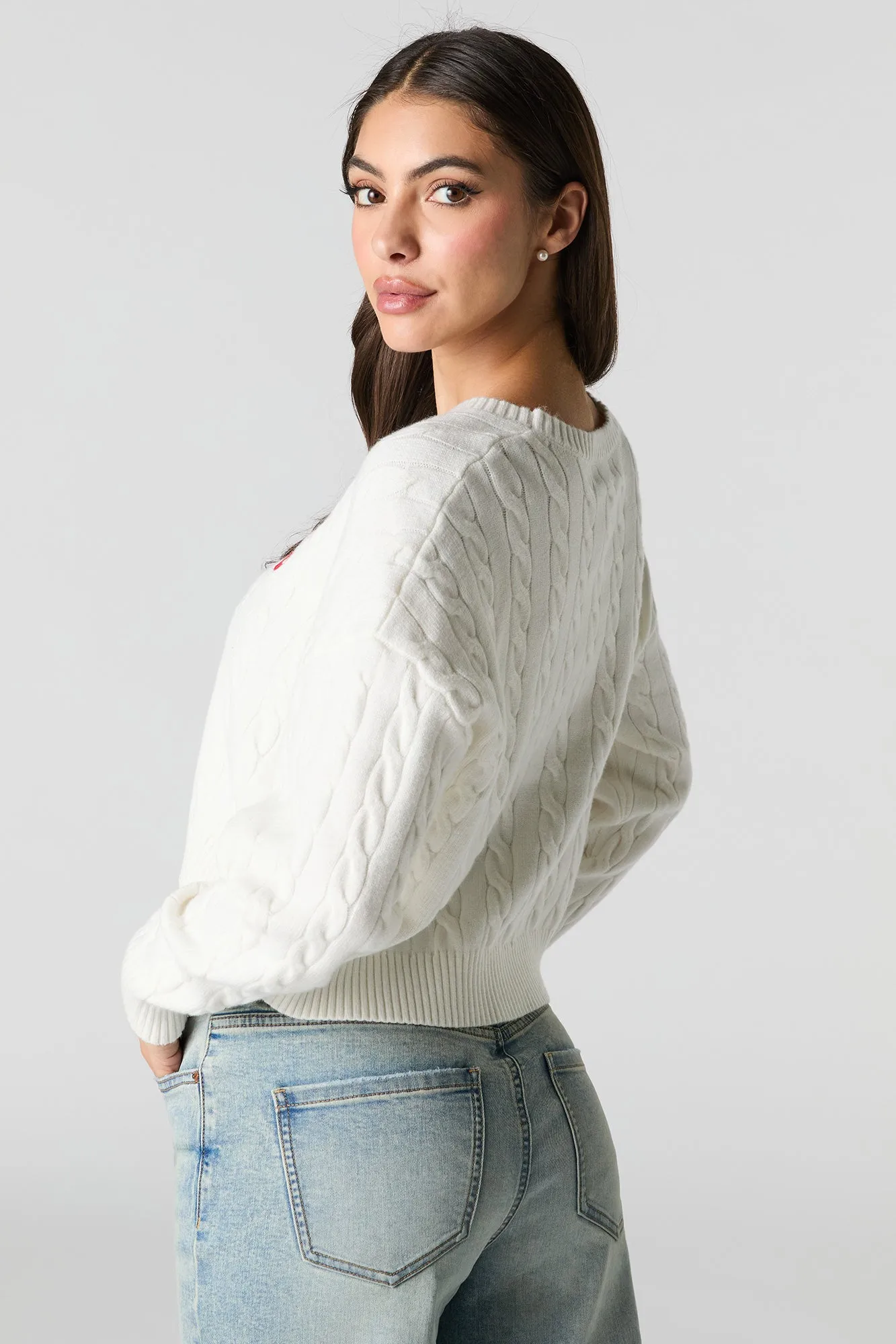 Chandail écourté en tricot à mailles torsadées à broderie