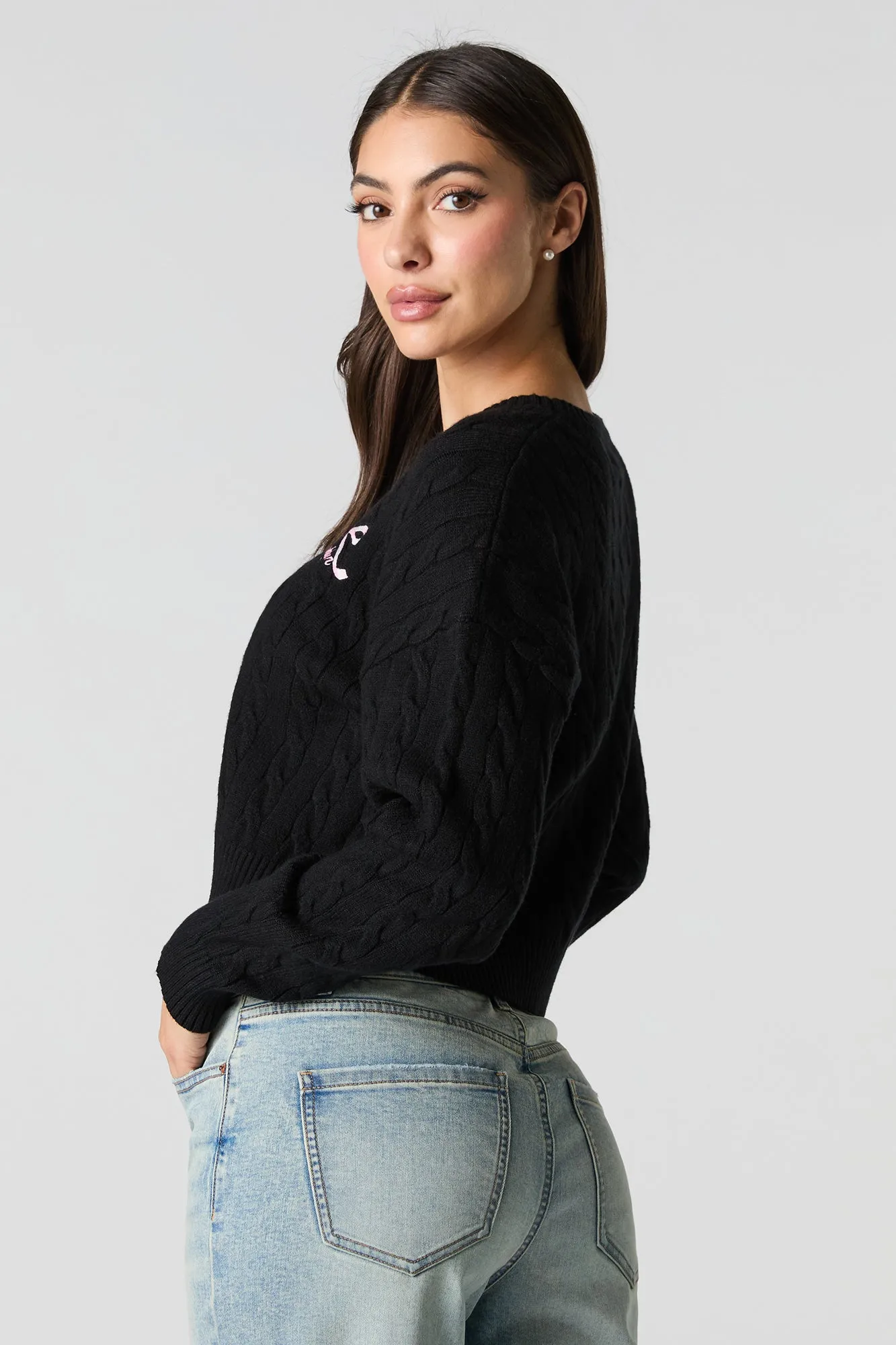 Chandail écourté en tricot à mailles torsadées à broderie