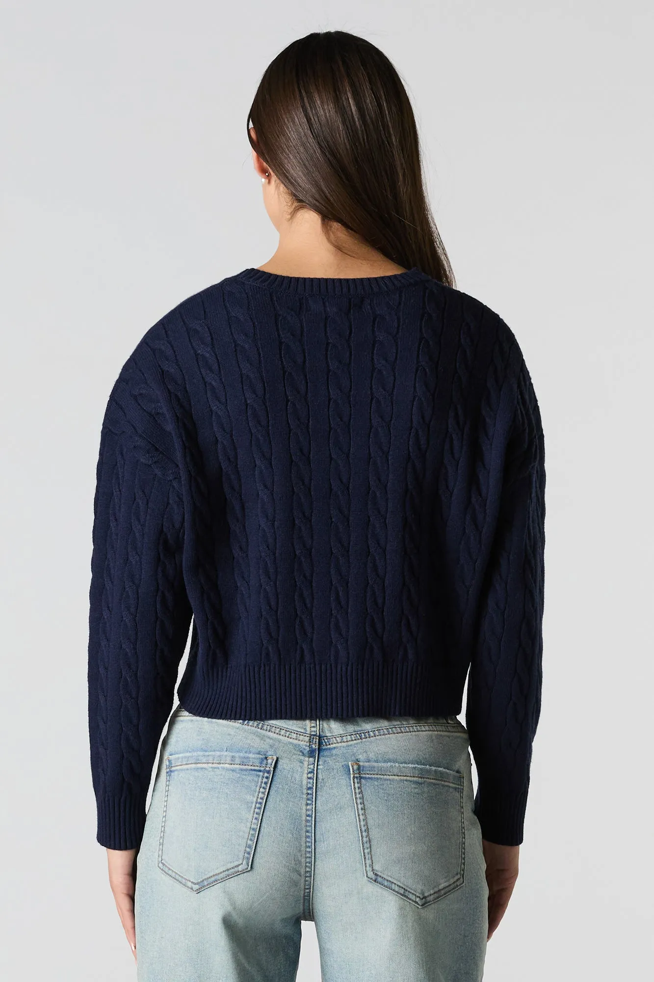 Chandail écourté en tricot à mailles torsadées à broderie