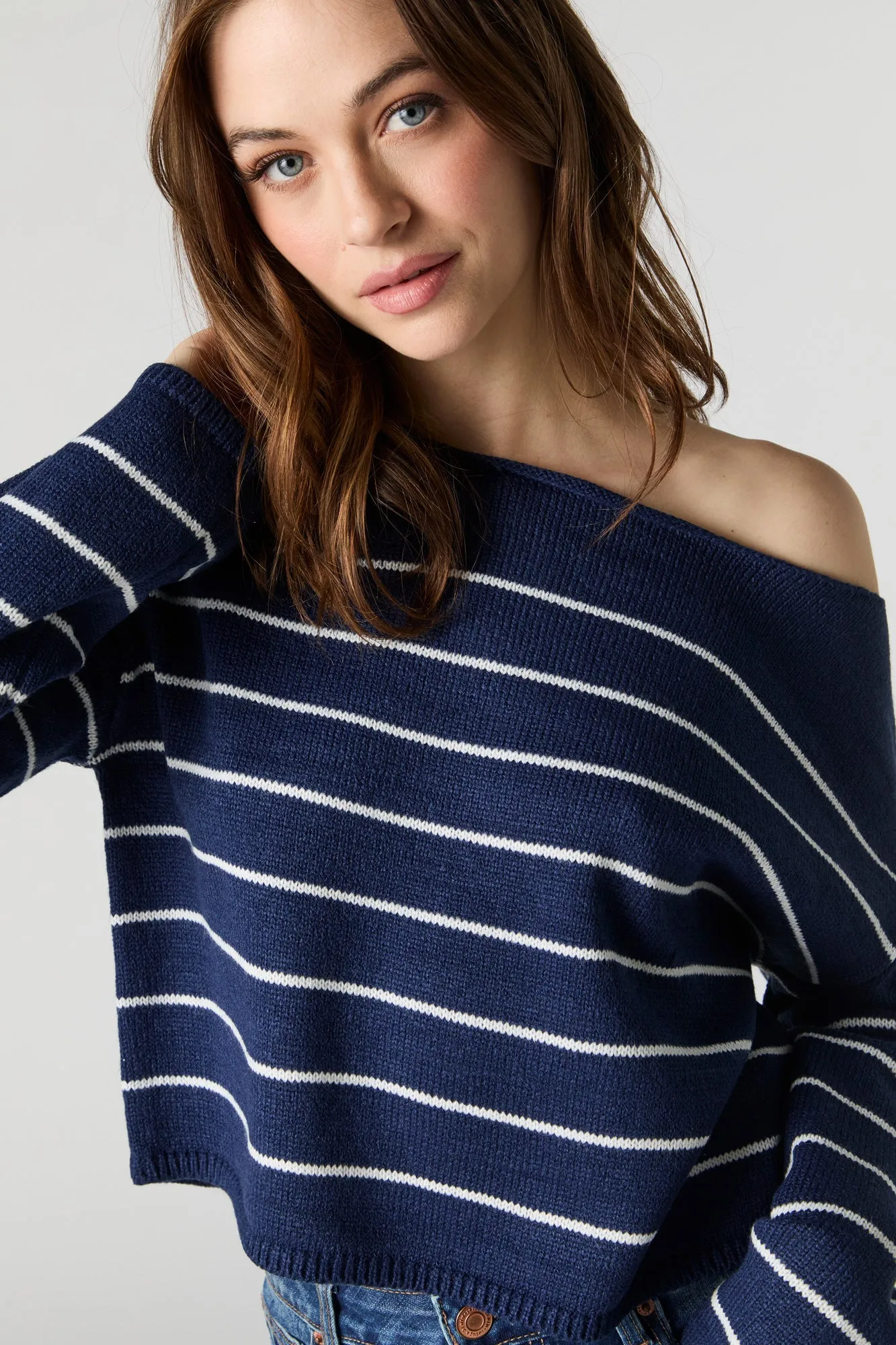 Chandail en tricot rayé à épaules dénudées