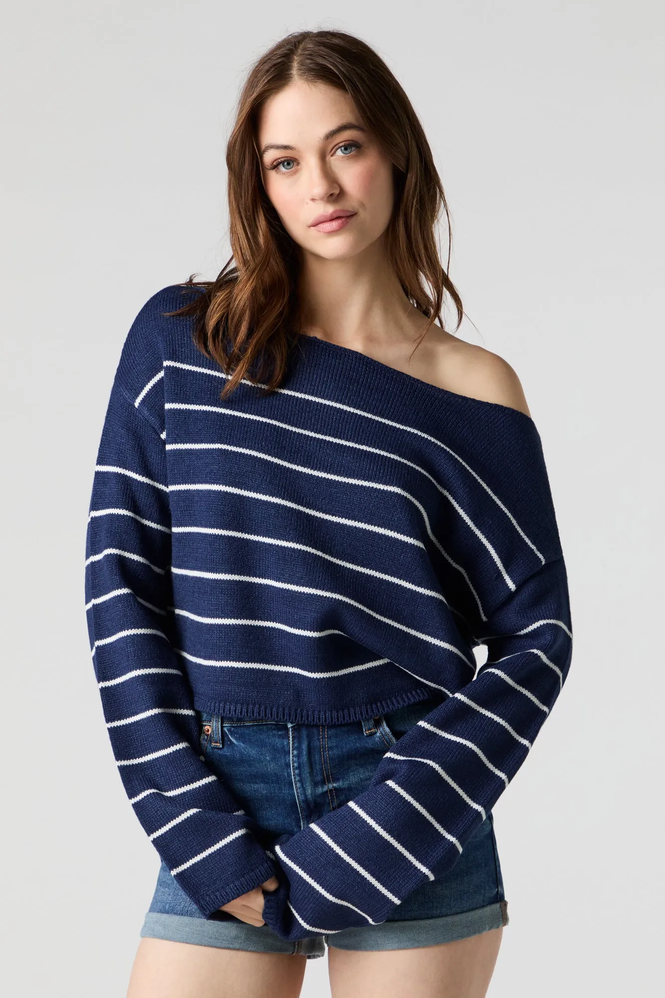 Chandail en tricot rayé à épaules dénudées