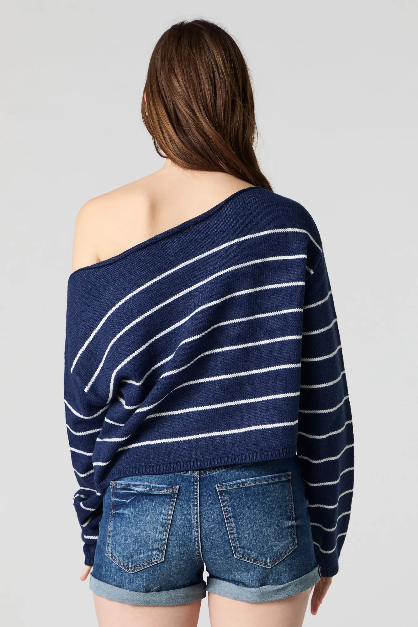 Chandail en tricot rayé à épaules dénudées