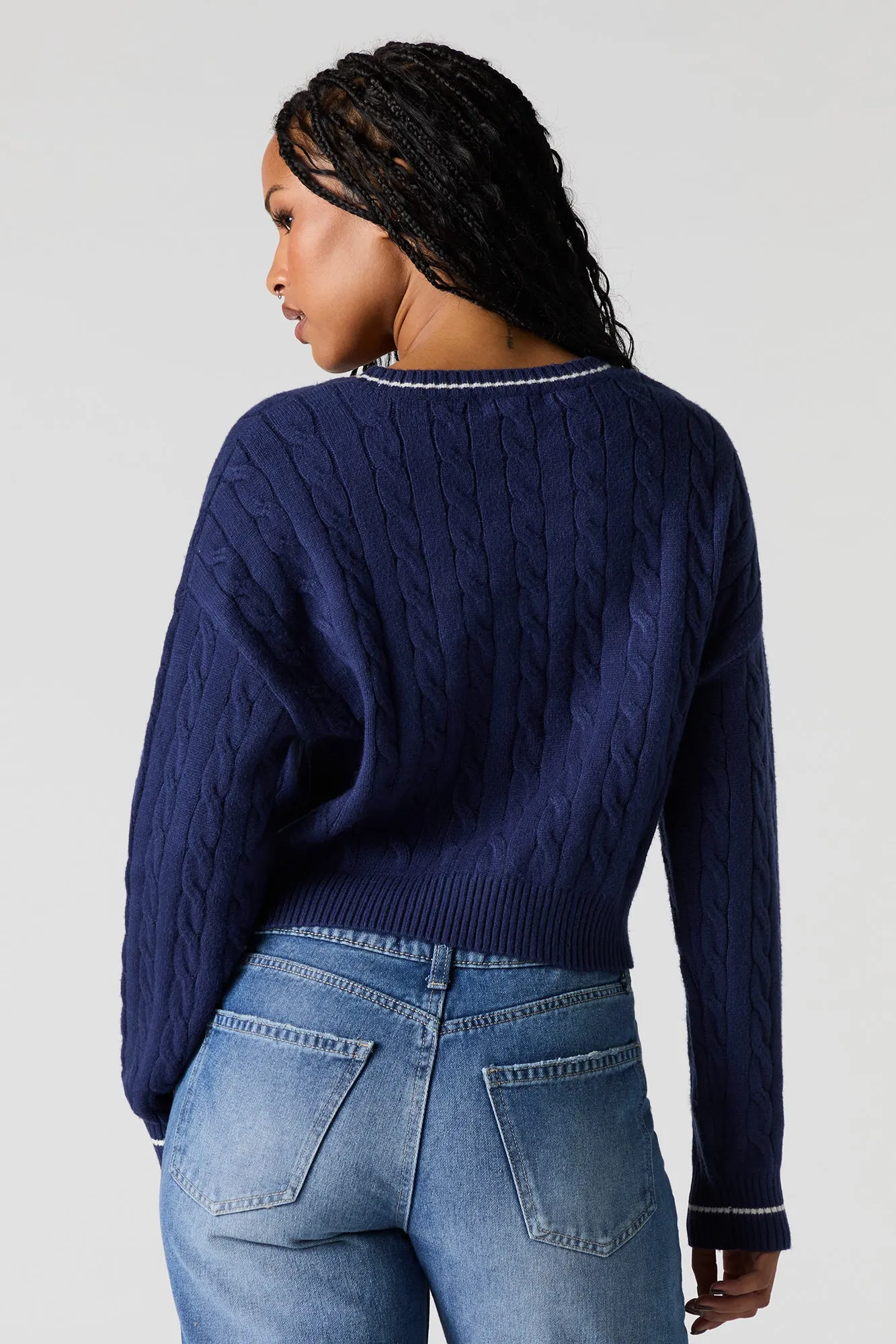 Chandail en tricot torsadé avec motif brodé