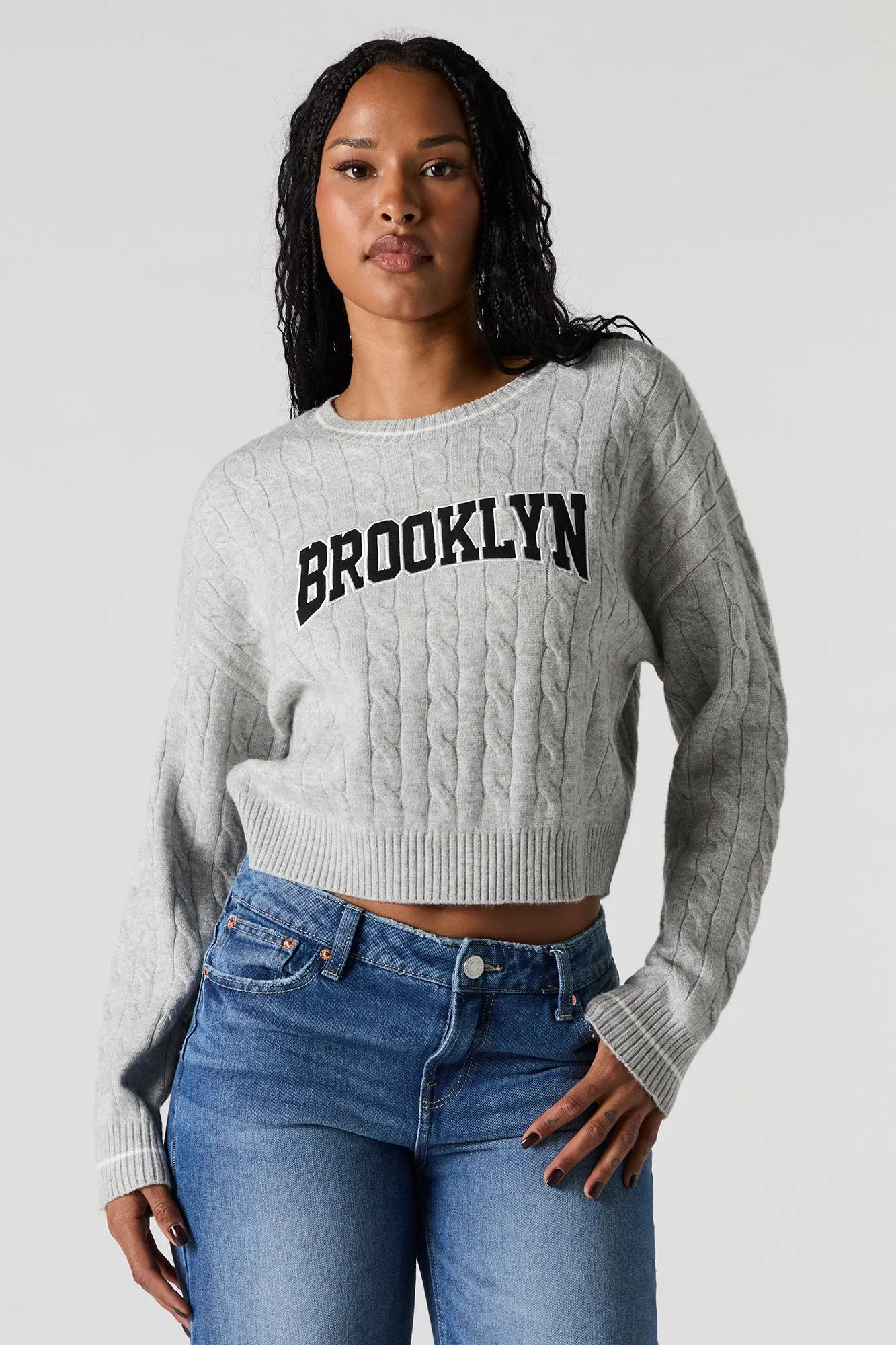 Chandail en tricot torsadé avec motif brodé