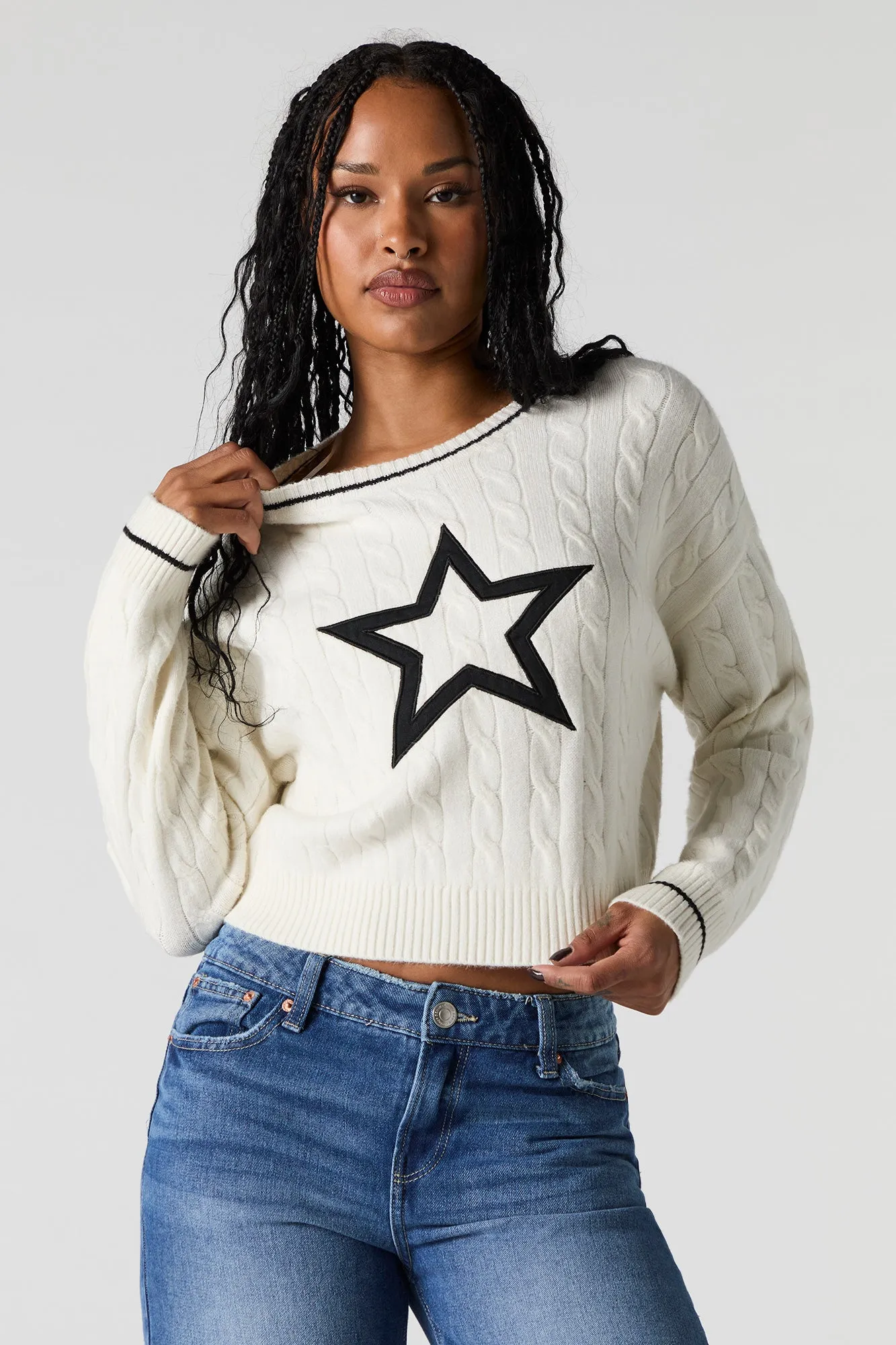 Chandail en tricot torsadé avec motif brodé