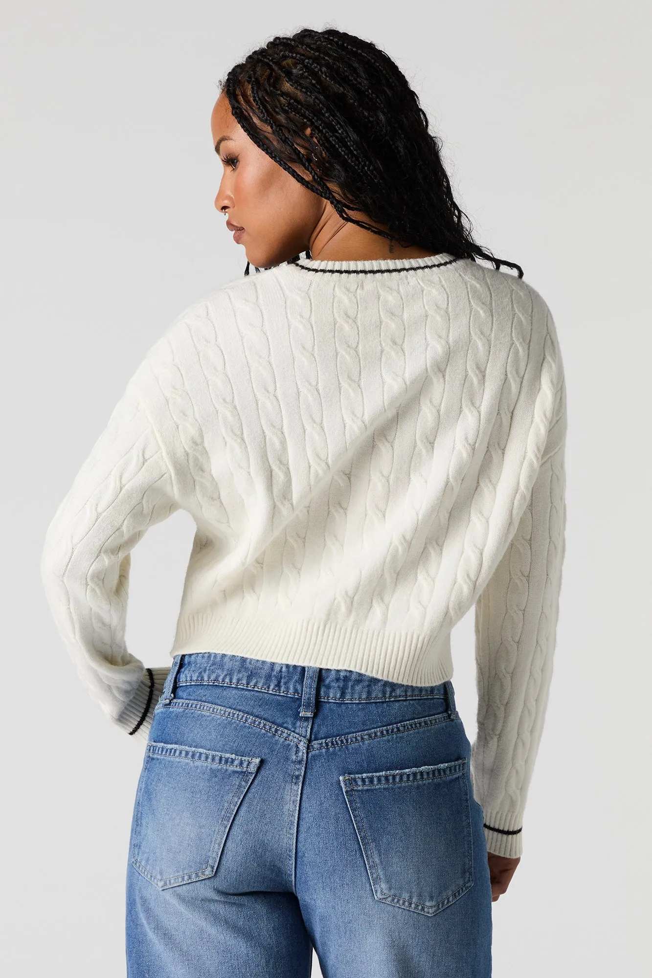 Chandail en tricot torsadé avec motif brodé