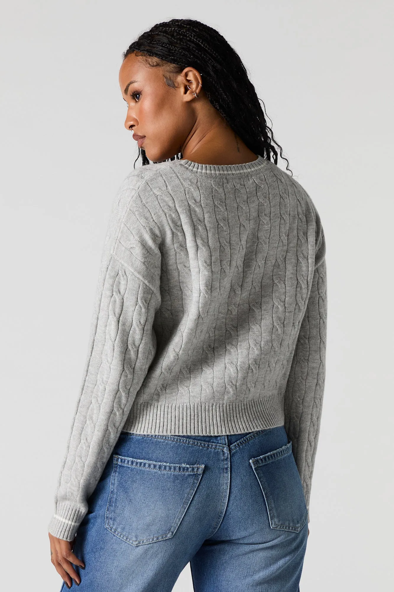 Chandail en tricot torsadé avec motif brodé