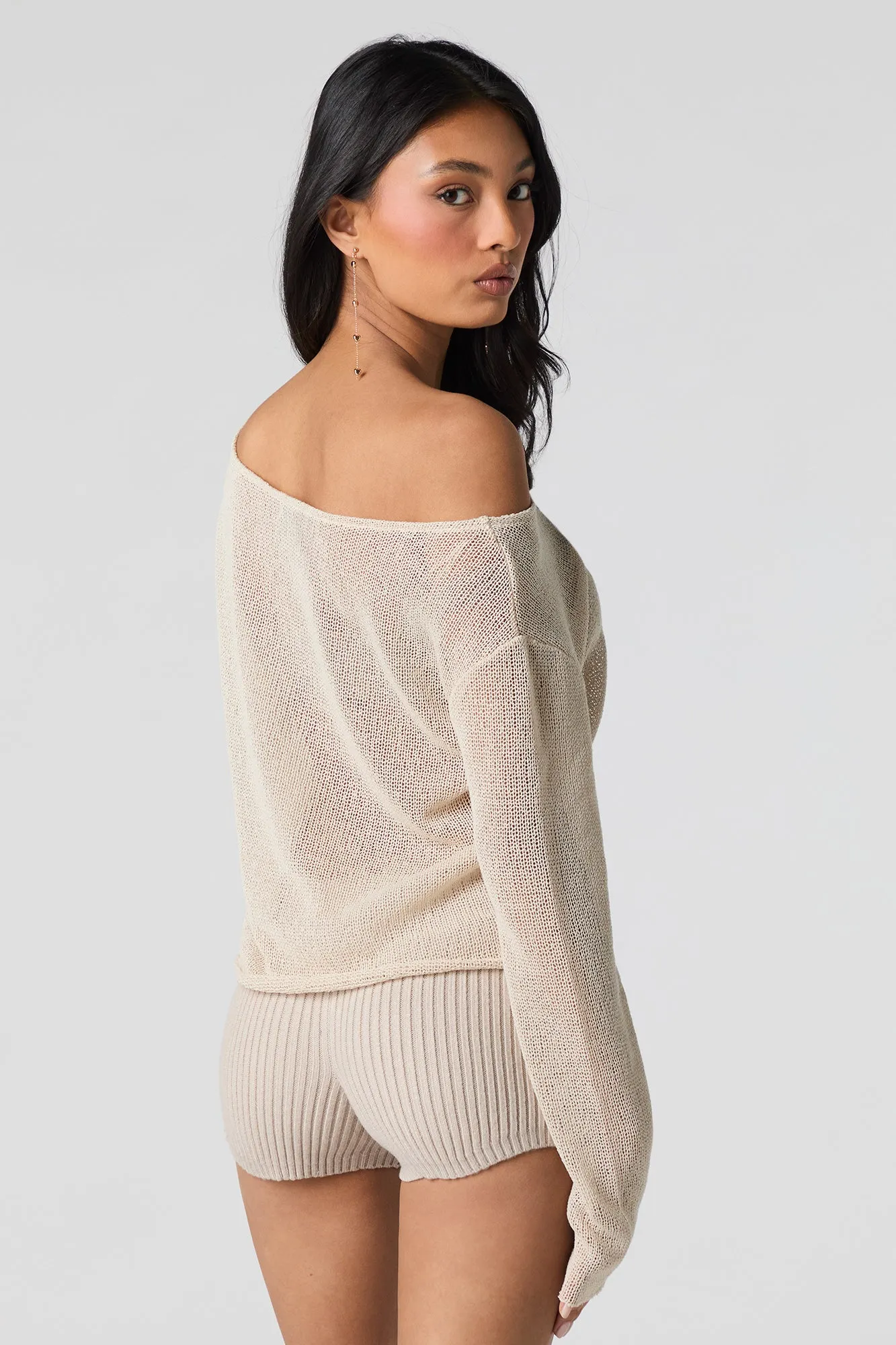 Haut en tricot diaphane à manches longues avec épaules dénudées