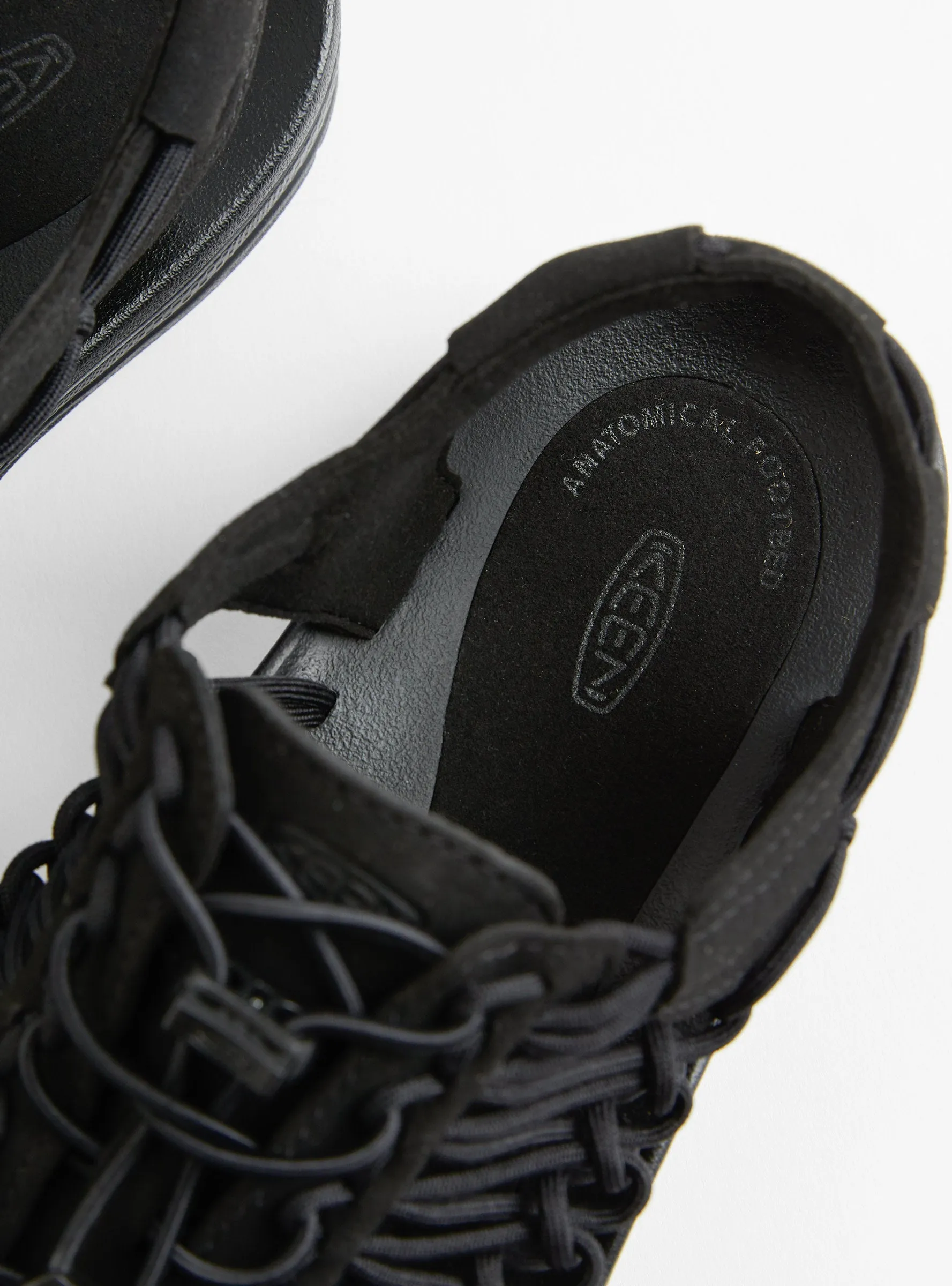 UNEEK Black and Black